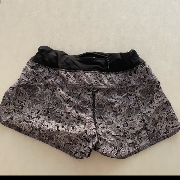LULULEMON Speed shorts black floral design - Picture 3 of 3